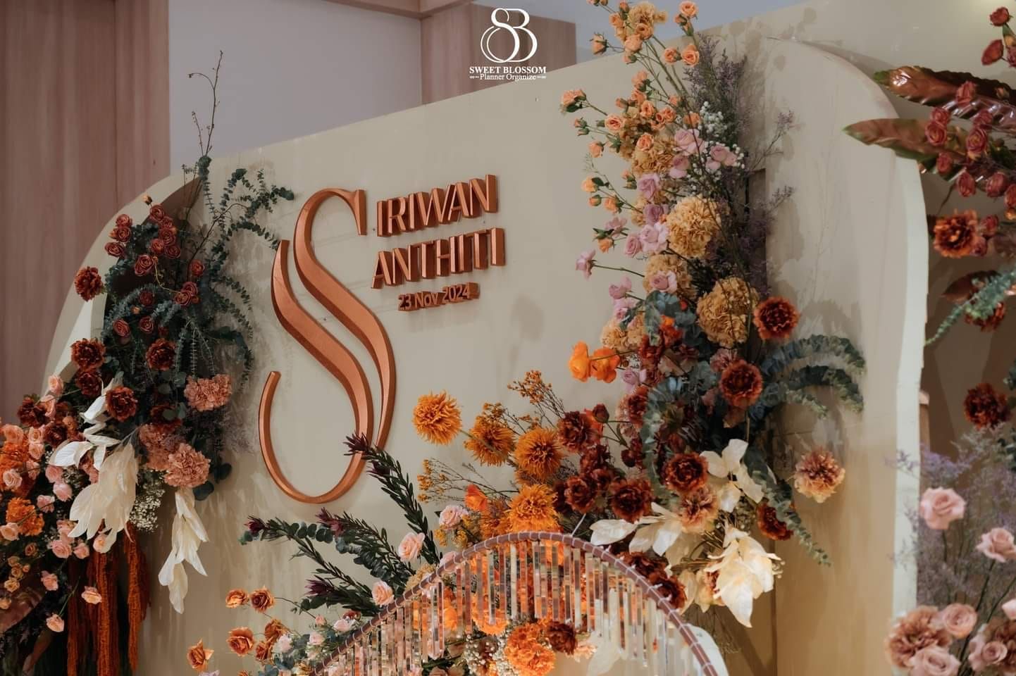 Aom and Night wedding detail