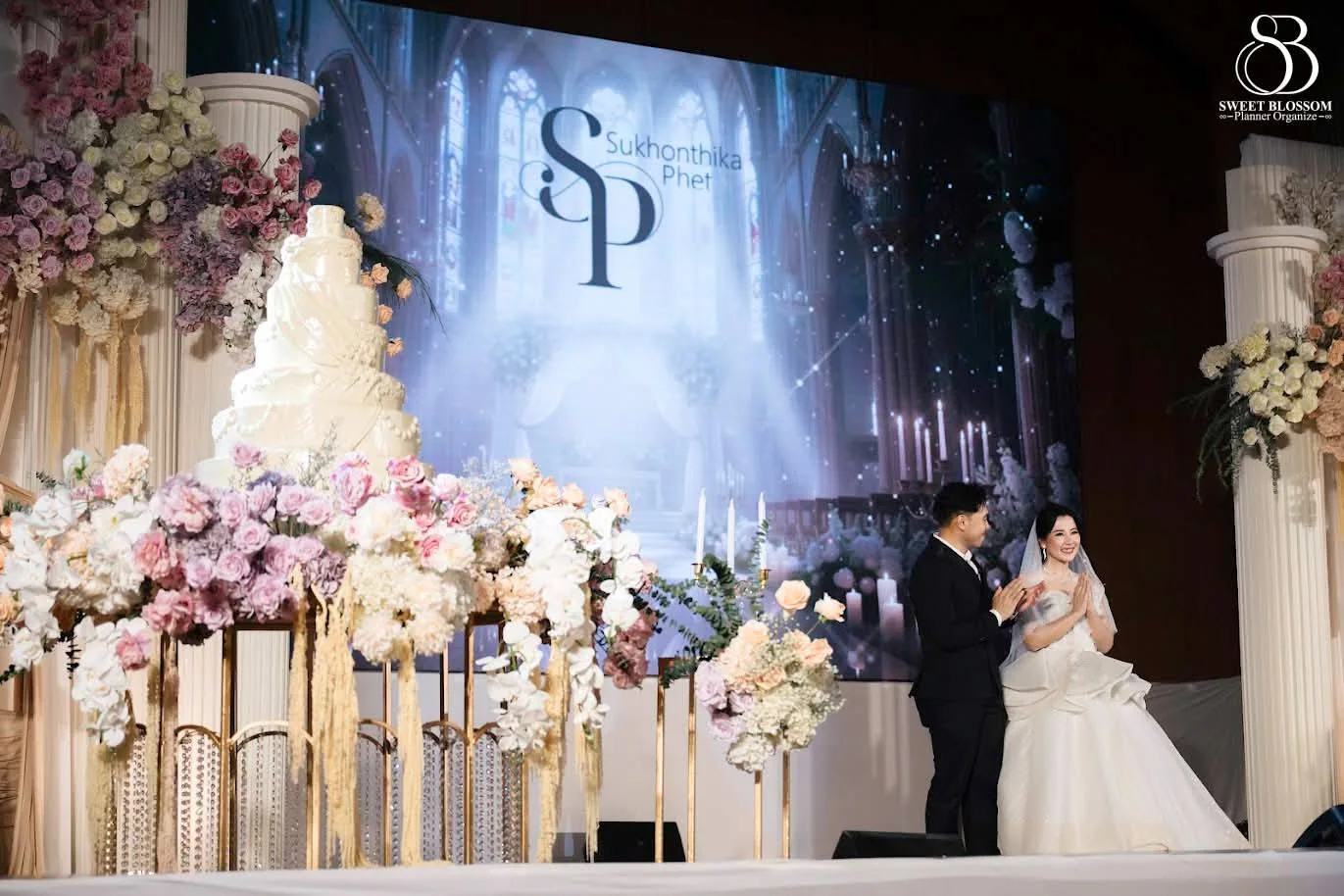 Couple cutting the wedding cake at the Foam & Petch celebration in Lopburi