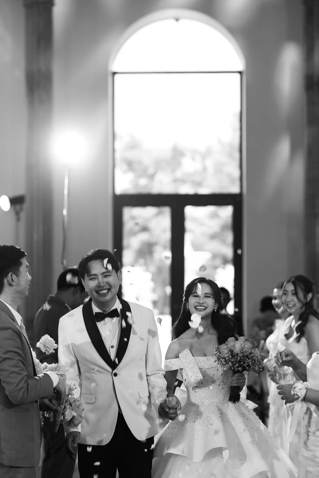 Black-and-white ceremony entrance portrait at the Jah & Peet celebration in Lopburi