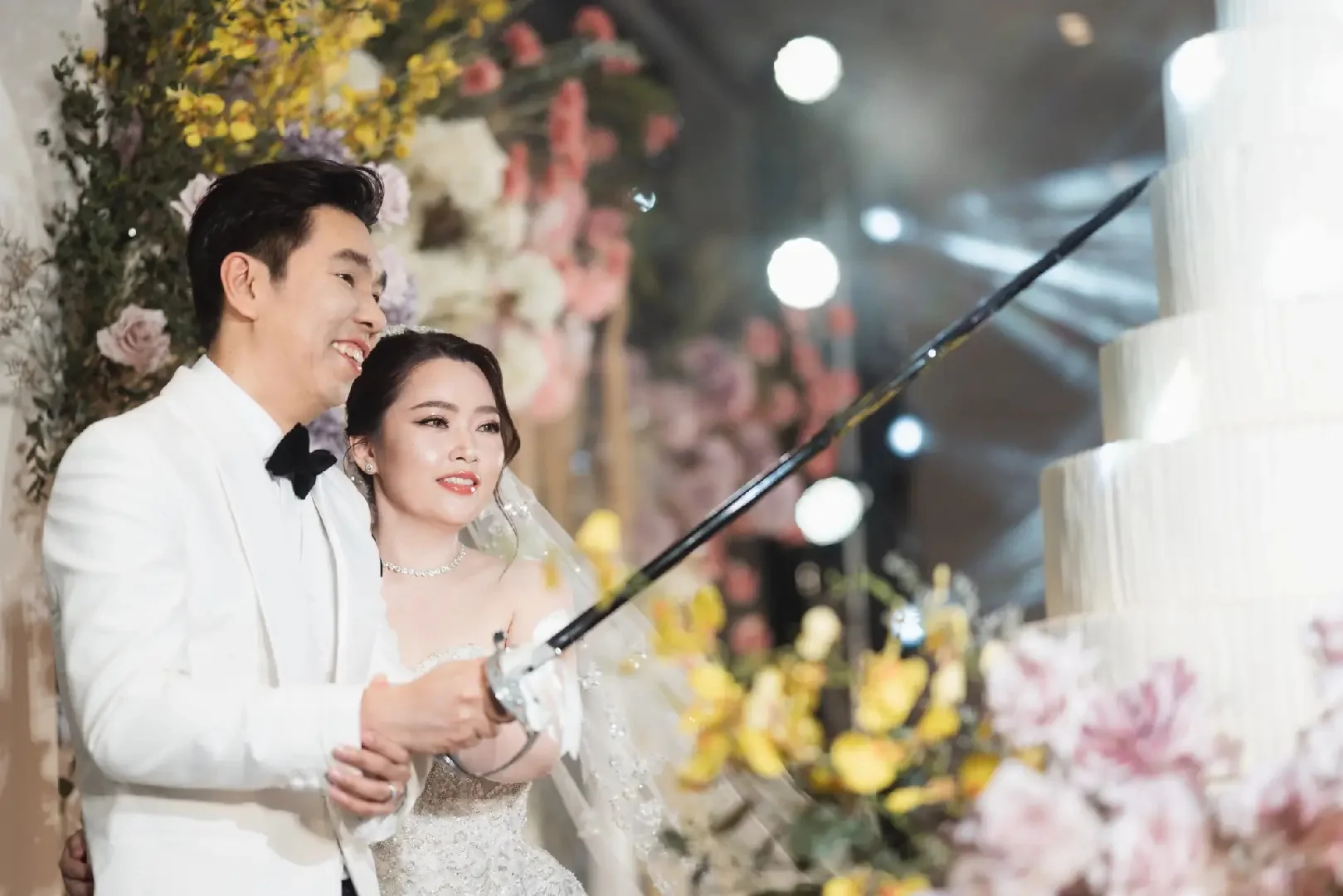 Couple cutting the cake together at the Jum & Jai celebration in Chonburi