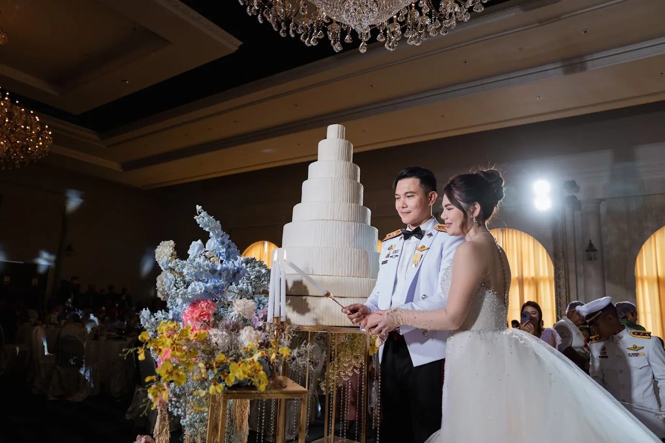 Couple cutting the wedding cake at the Koko & Raam celebration in Chonburi