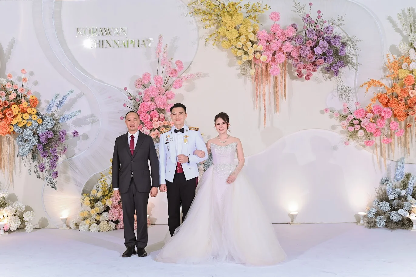 Couple portrait with their parents at the Koko & Raam celebration in Chonburi