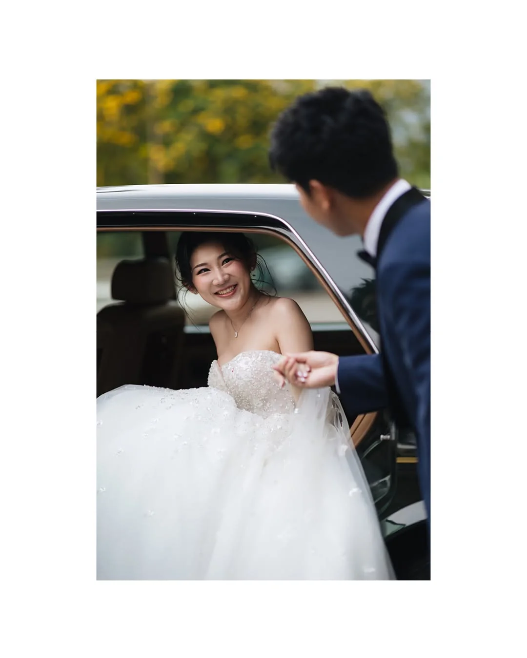 Bride arriving in a classic car at the Natt & Yang celebration in Bangkok
