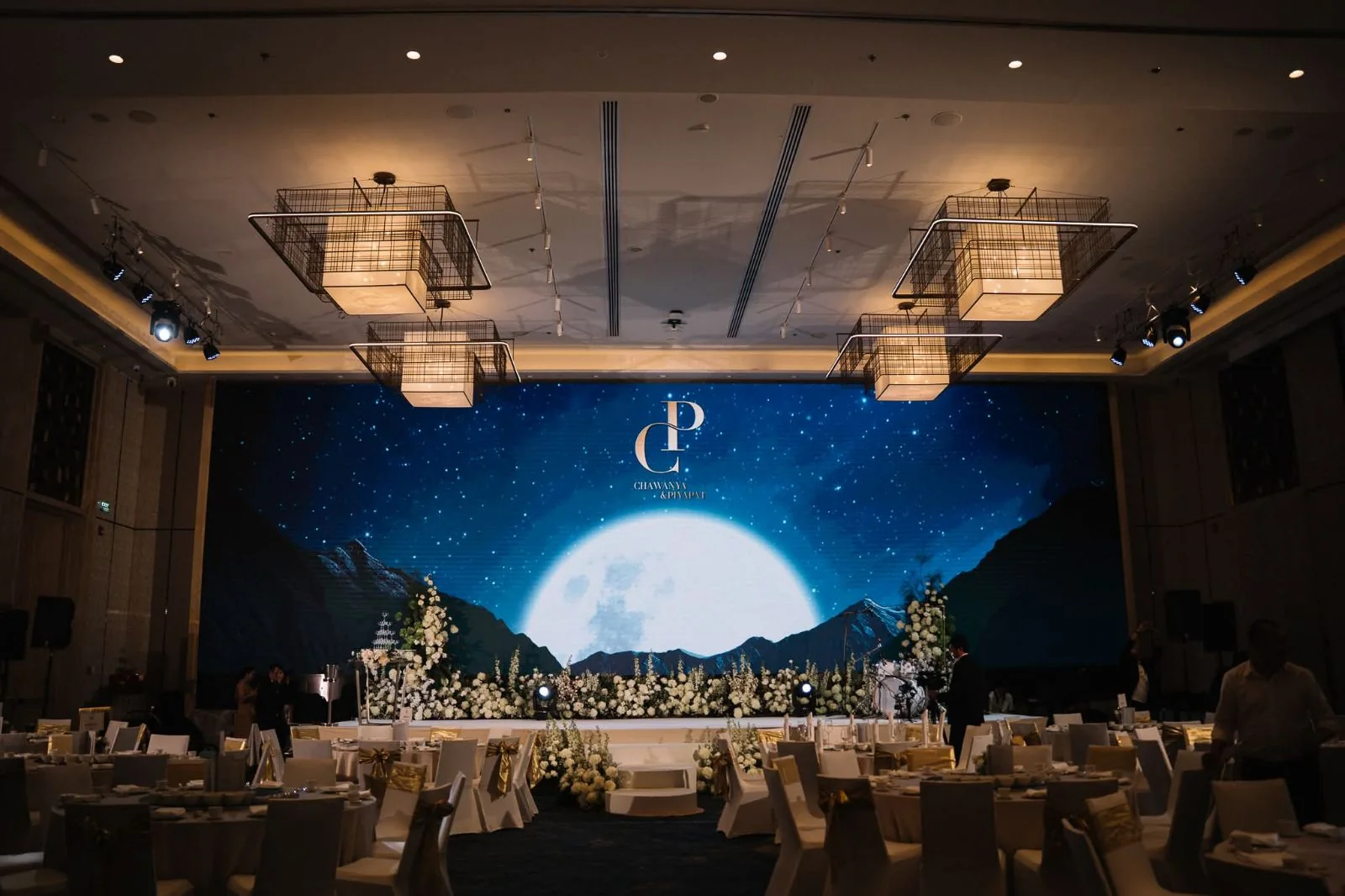 Wide view of the moonlit ballroom stage at the Tangthai & Heng celebration in Pathum Thani