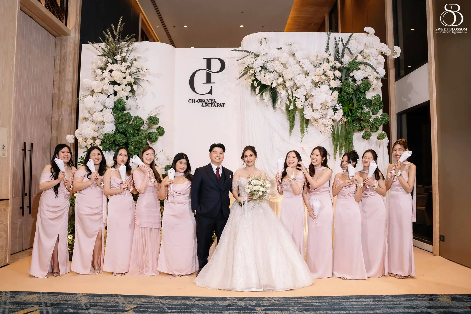 Couple with bridesmaids and groomsmen at the Tangthai & Heng celebration in Pathum Thani
