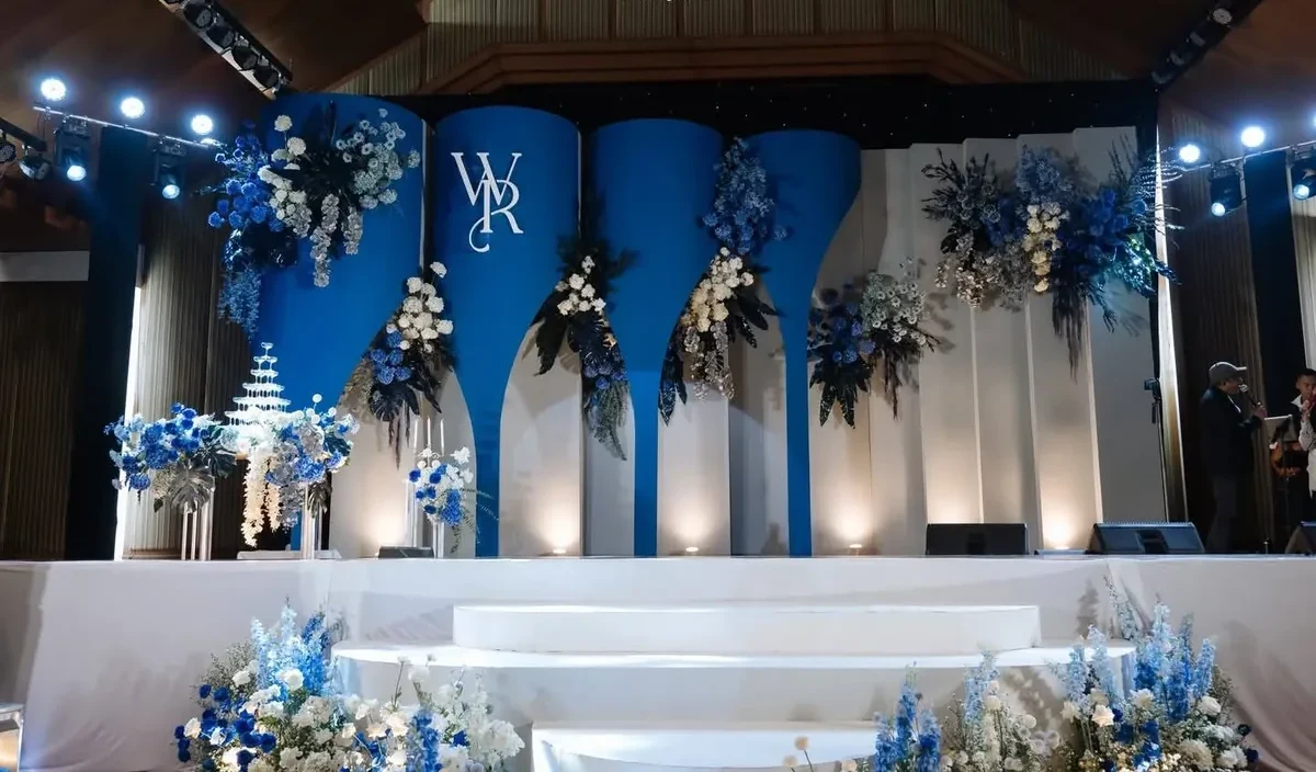 ภาพกว้างของเวทีงานแต่งดอกไม้สีน้ำเงิน ลพบุรี